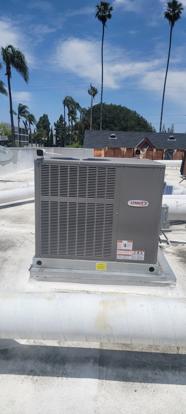 Unidad paquete Lennox instalada en una azotea plana
