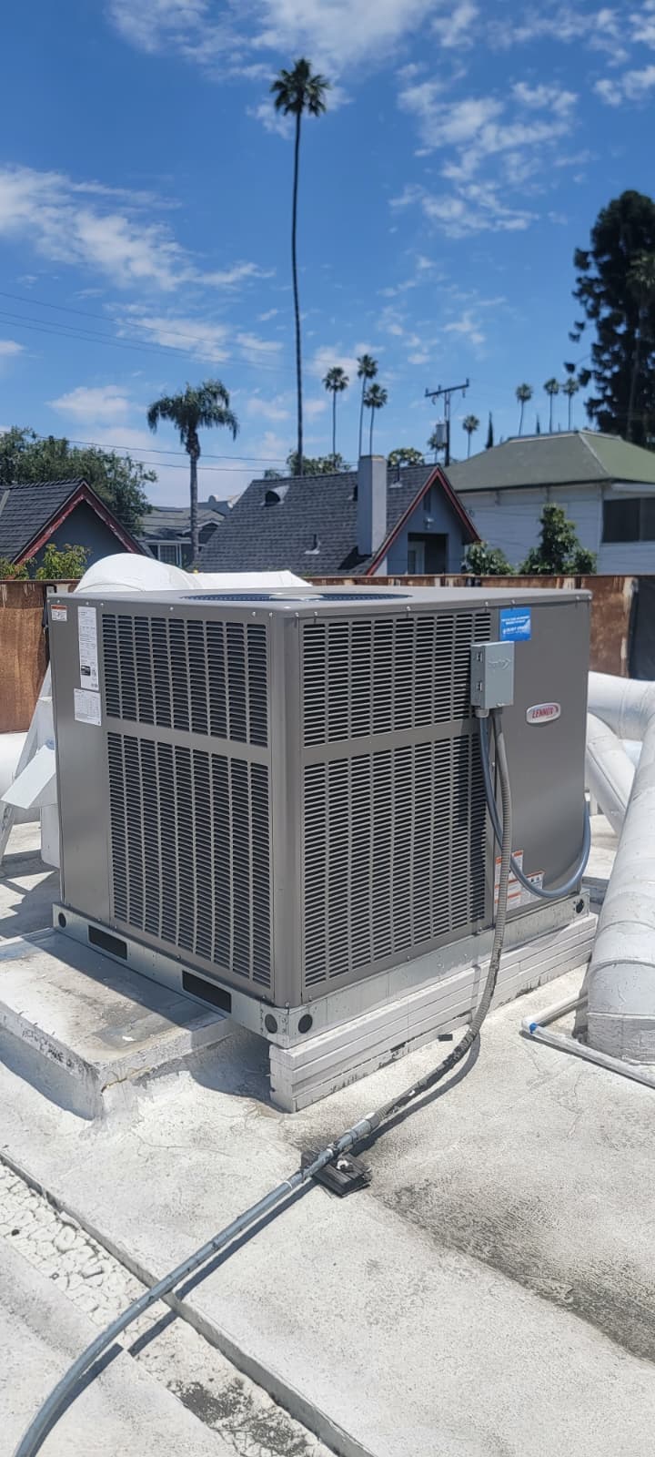 Unidad paquete HVAC de azotea con su disconnect eléctrico montado al costado